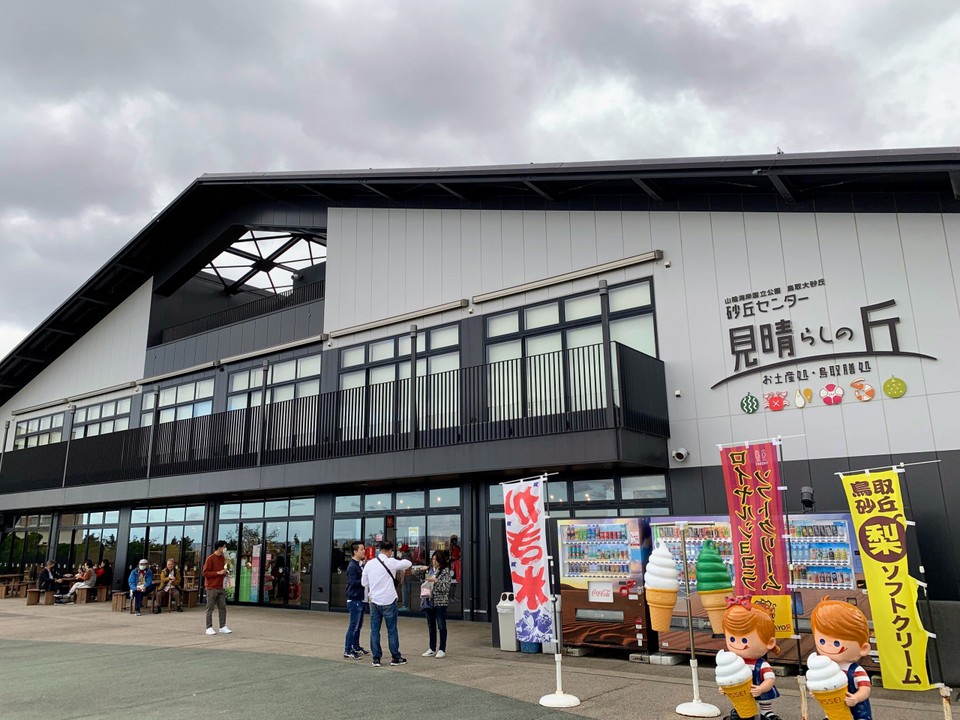 周辺の土産物店の中では大きな方です