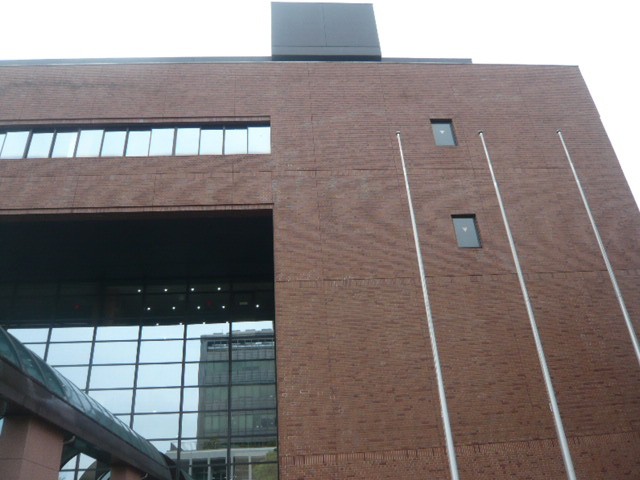 戸田市文化会館の側面の様子です。高さは、かなりの高さです。