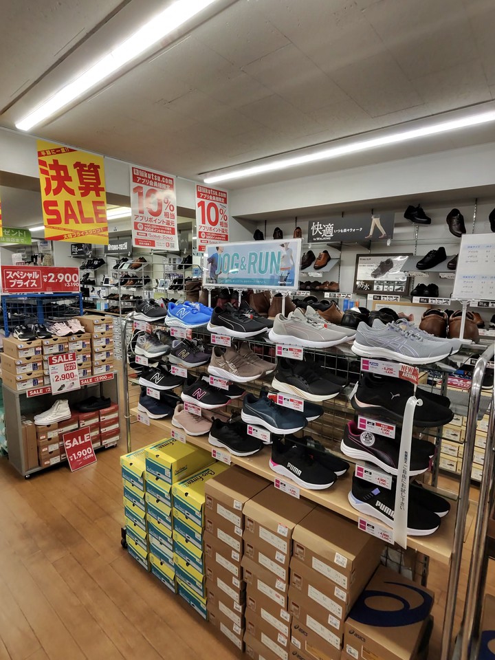 東京靴流通センターの店内の靴