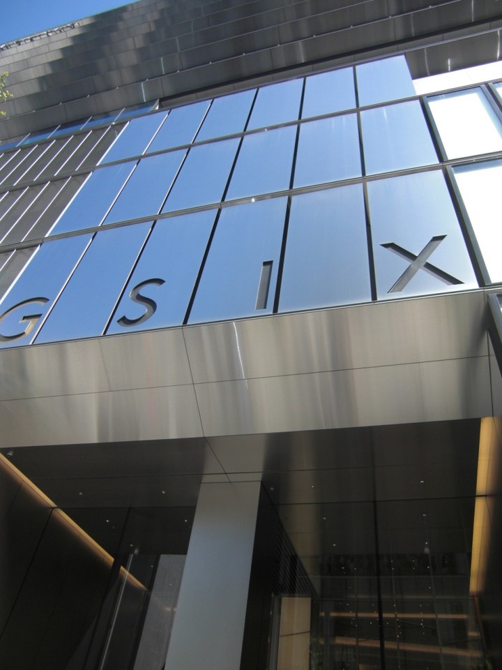 GINZA SIXは東京メトロ銀座駅から徒歩5分