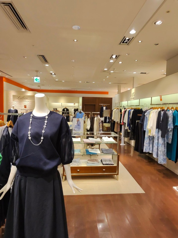 マネキンが展示されたレリアンプラスハウス、上品な装い