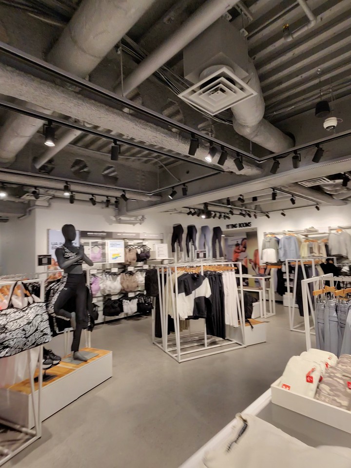 UNDER ARMOUR BRAND HOUSEの店内の売り場