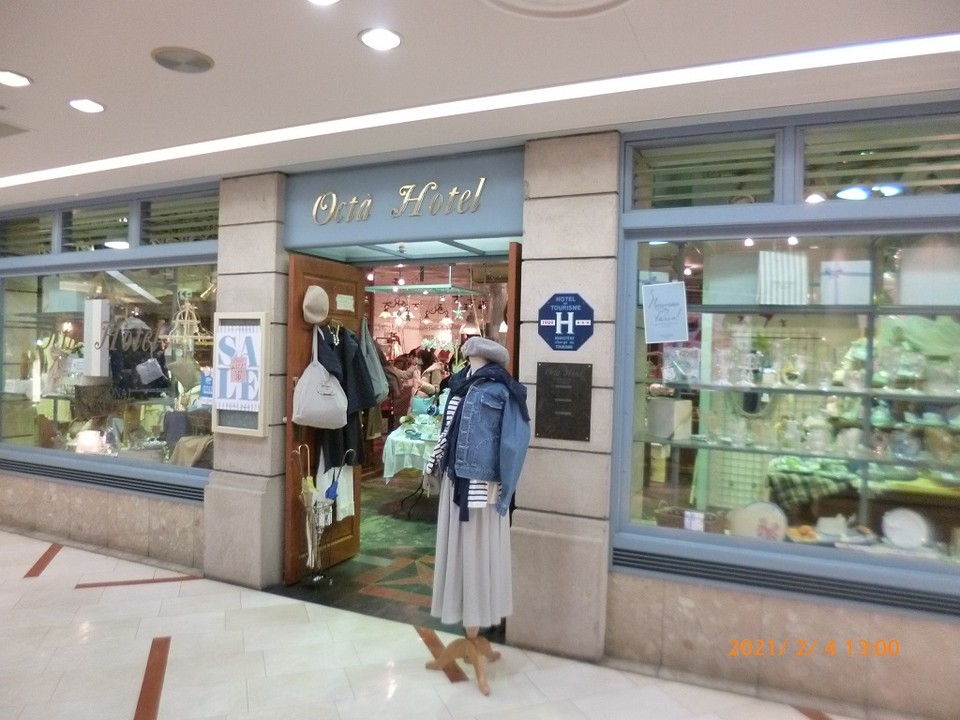 おしゃれな色調の店頭。