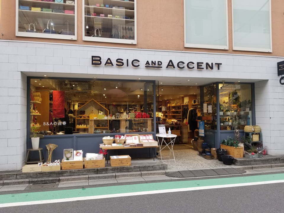 ベーシックアンドアクセント自由が丘店の外観画像。