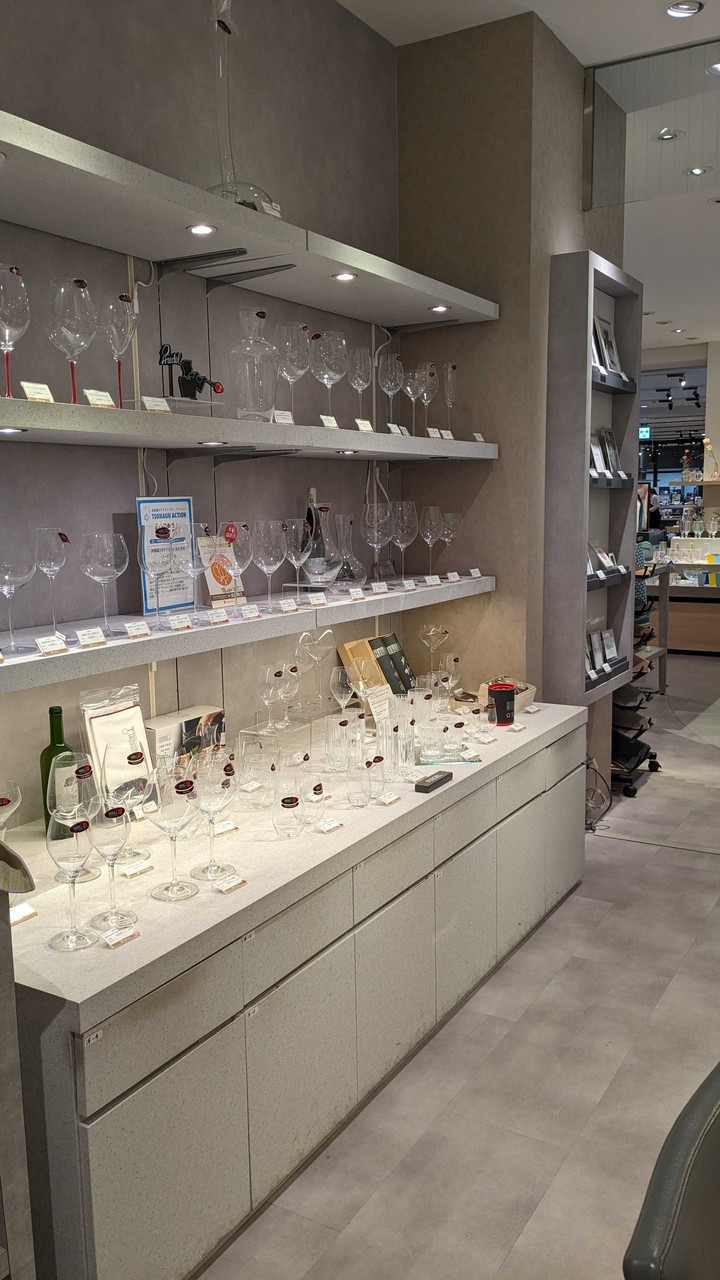 新宿高島屋の和洋食器売り場に展示されているさまざまな形状とサイズのワイングラス。陳列されているグラスは、使いやすさとデザイン性を兼ね備えています。