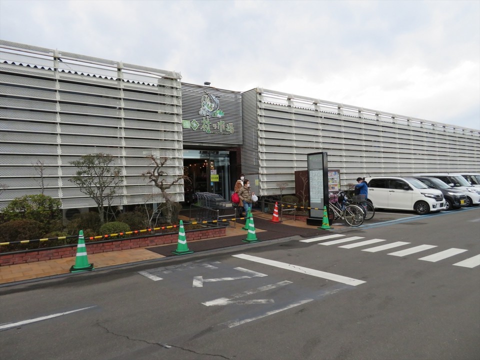 市場建物はシンプルな造り。