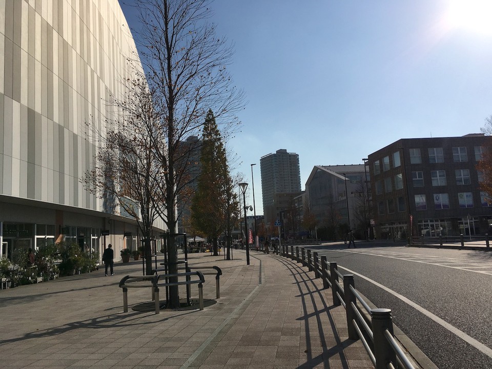 地上4階建ての商業施設