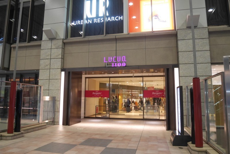 ビル入り口。