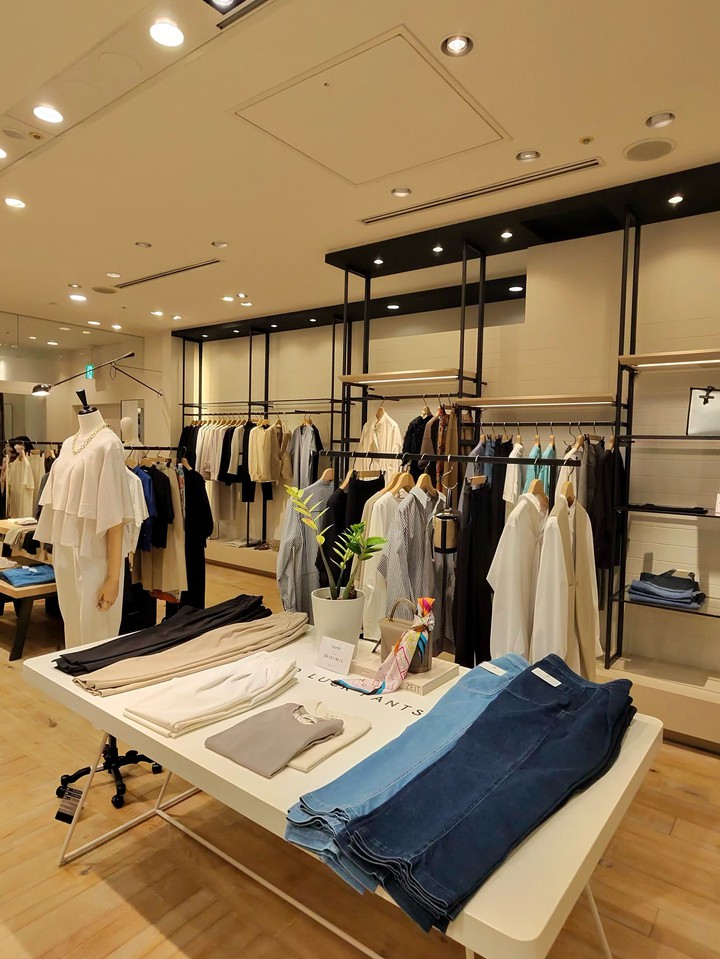 明るいショップ内部には白やナチュラルカラーを基調とした商品が並んでいる