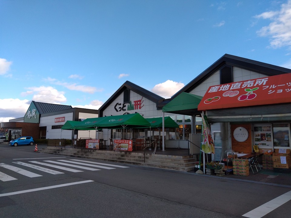 広い駐車場があり利用価値ある物産館だ