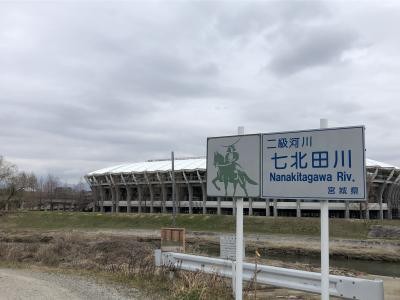 川を渡ってスタジアムへ