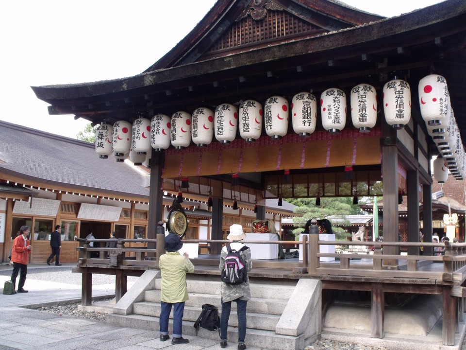 京都の神社には必ずある舞殿