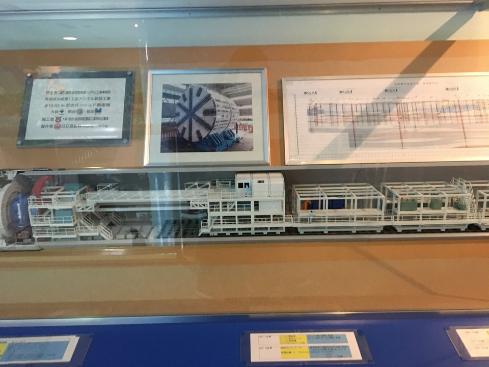 サインの前には施設の模型がありました