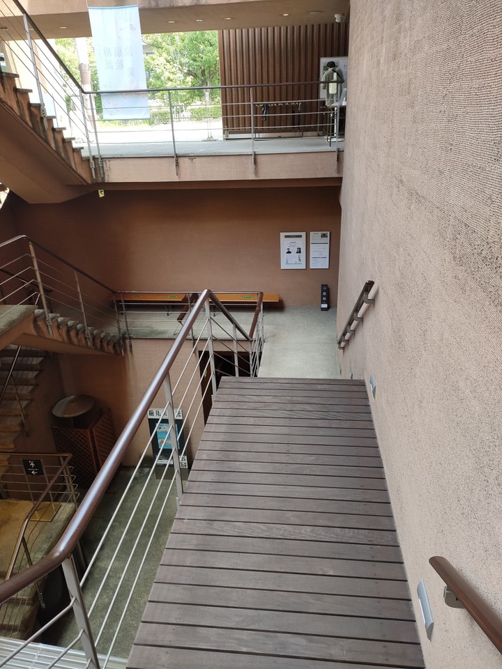 地下展示室への階段