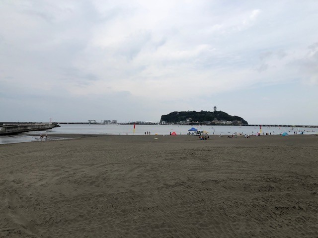 海水浴場から見た江の島