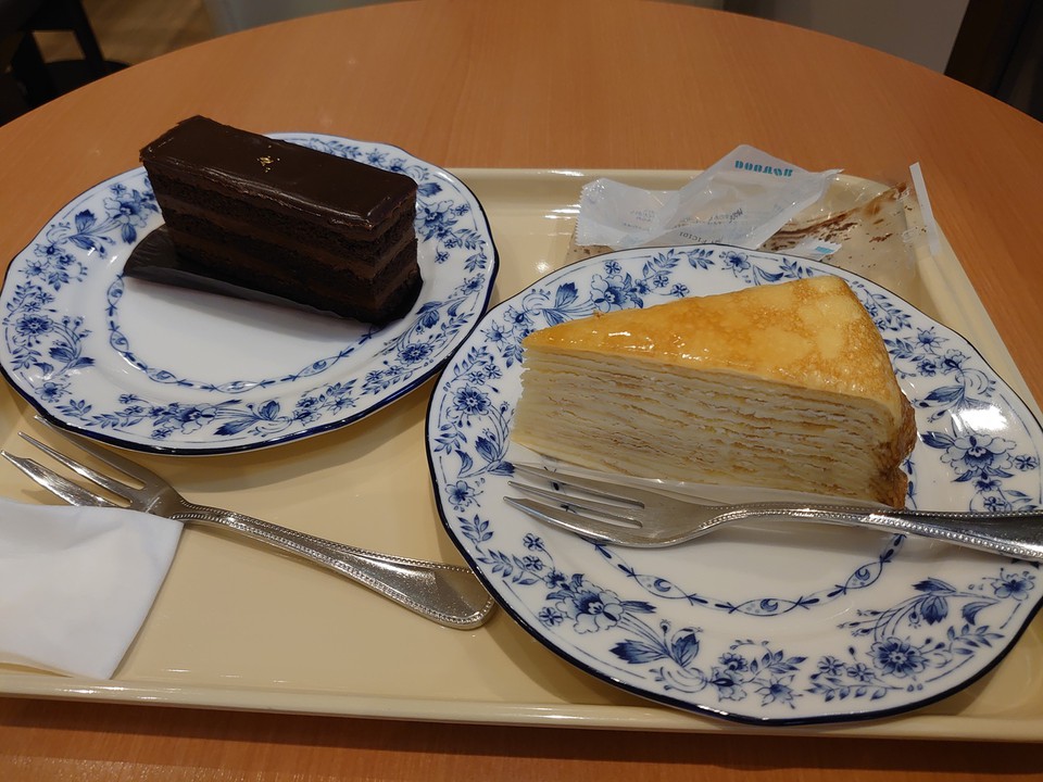 ミルクレープとチョコレートケーキ。
