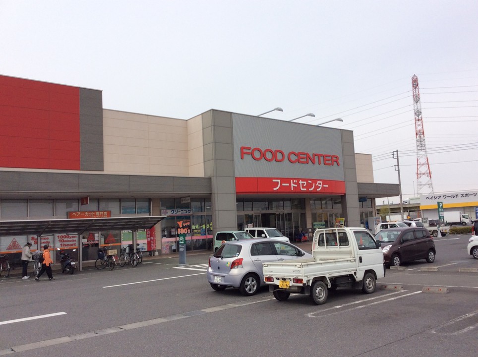 広大な駐車場とお店です