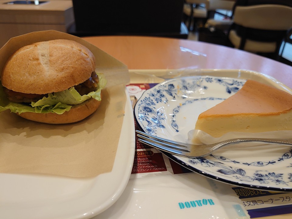 大豆ミートバーガーとチーズケーキ