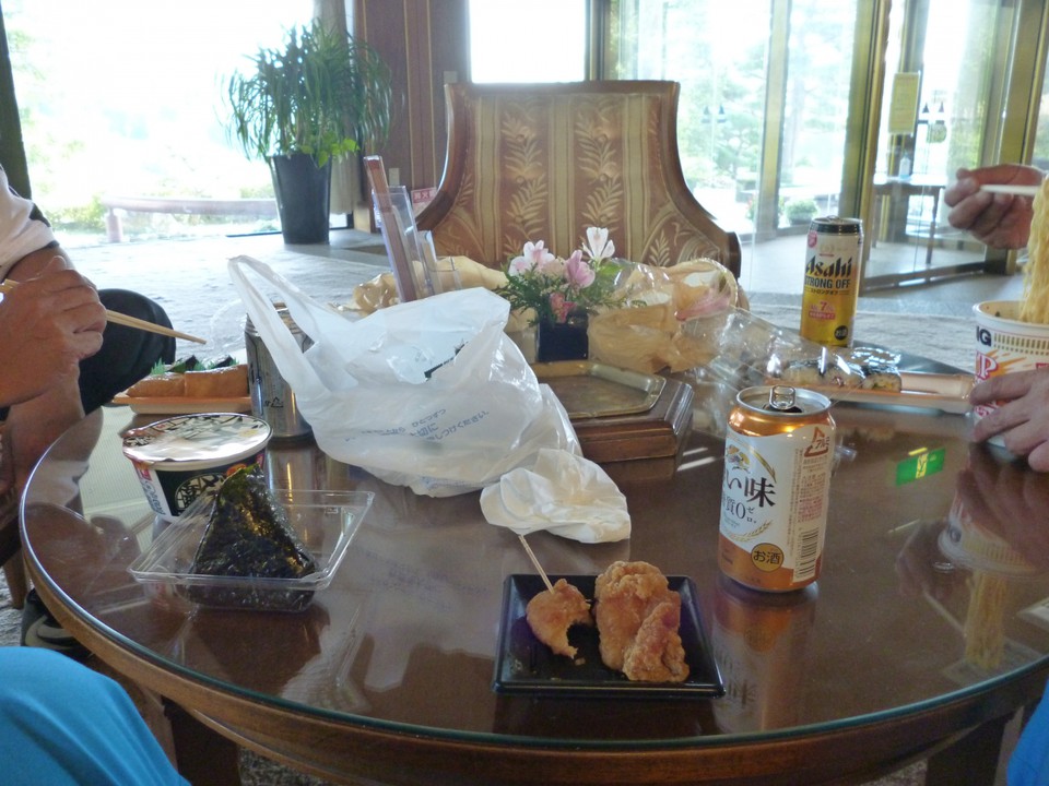 ロビーでコンビニ弁当とビール