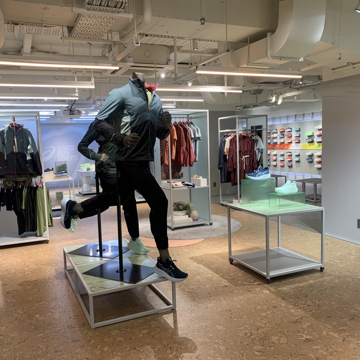 アシックスのショップが併設されています