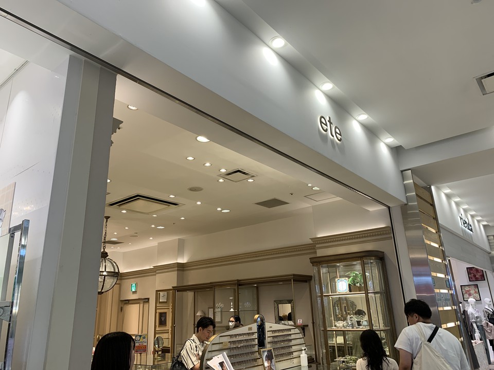 エテラゾーナ川崎プラザ店の外観画像。
