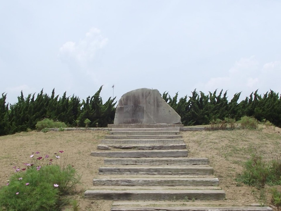 高村光太郎の詩碑  (手前が海です)