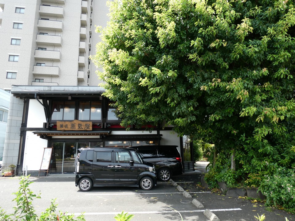 駅前の一等地なのに駐車場の広い事
