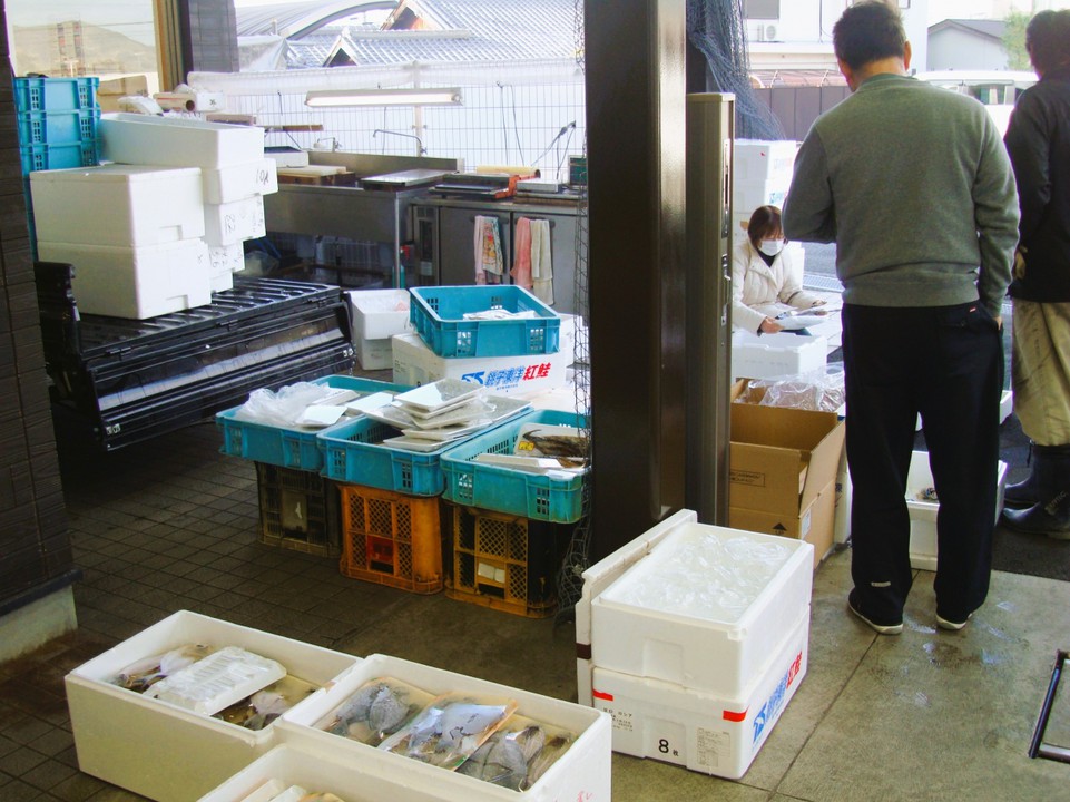 店頭での鮮魚販売
