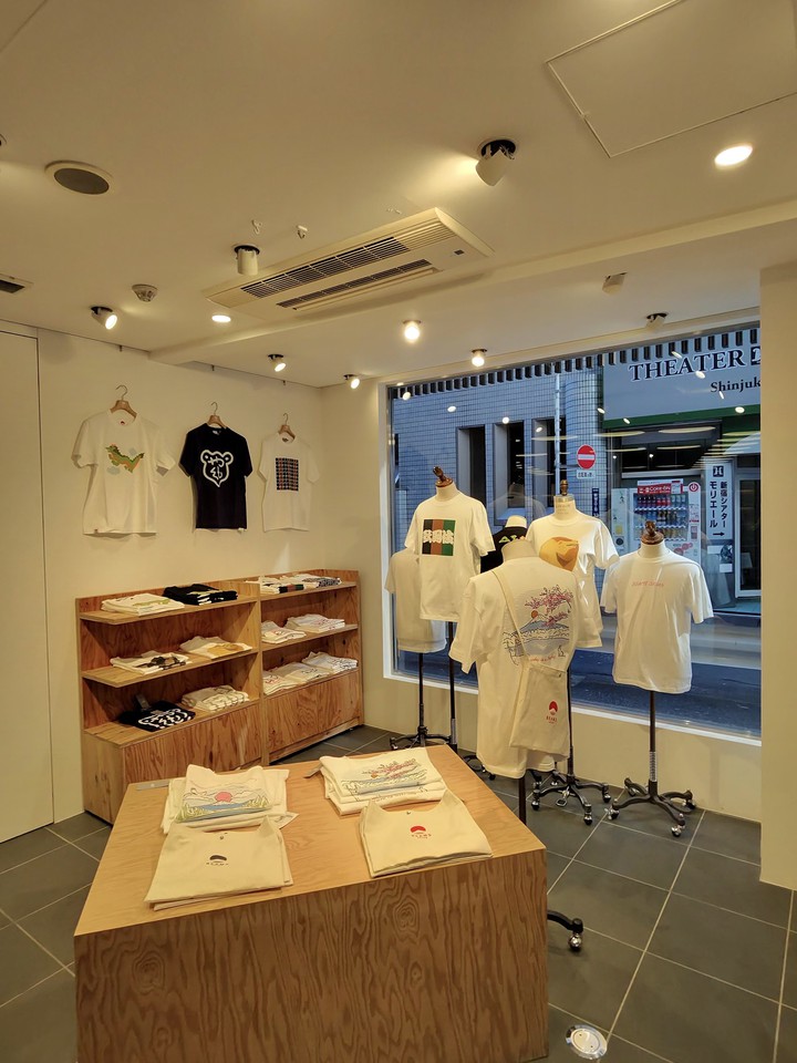 BEAMS JAPANの店舗の店内の売り場の様子
