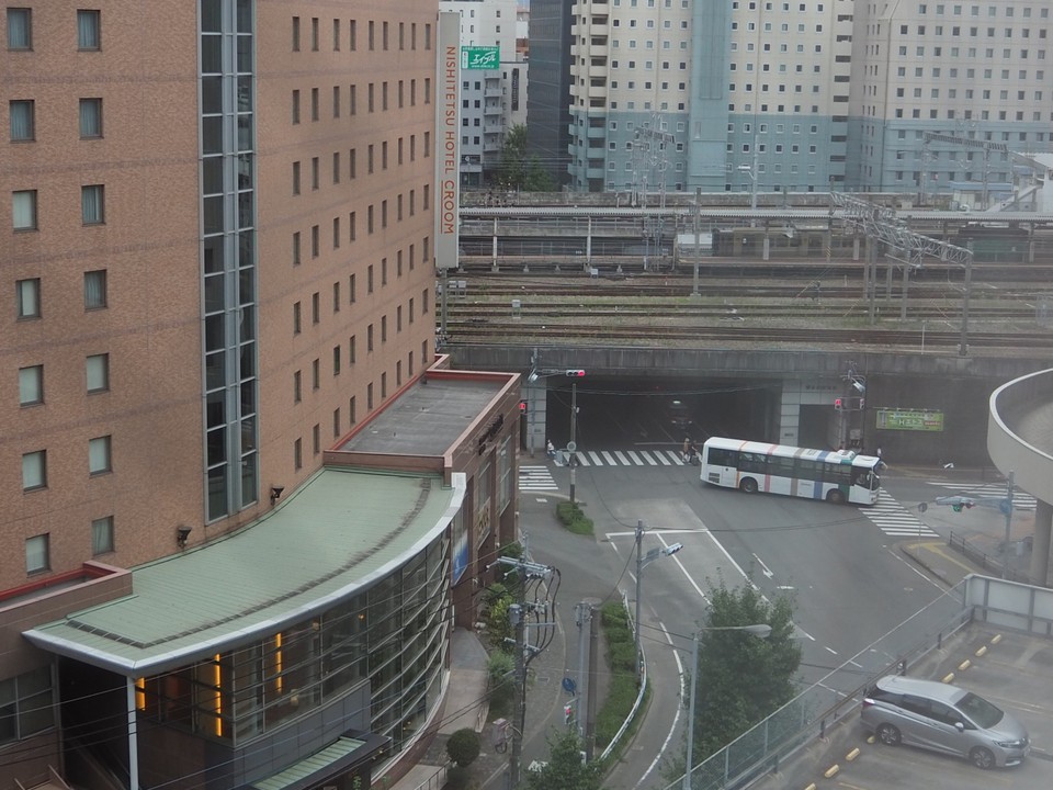 写真右端がバスターミナル