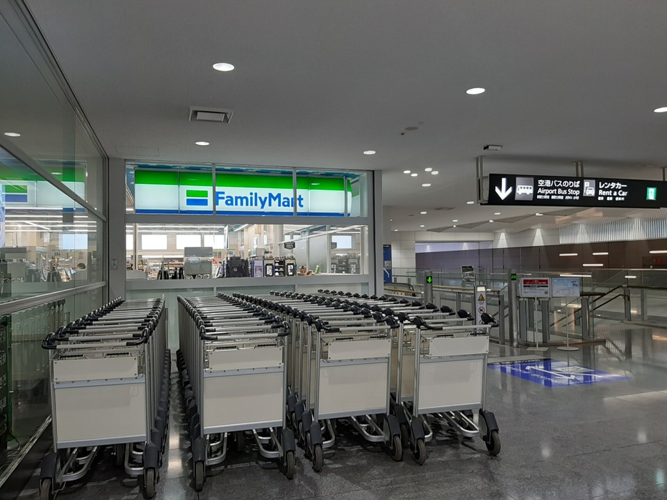 横のエスカレータを降りると、バス乗り場です。