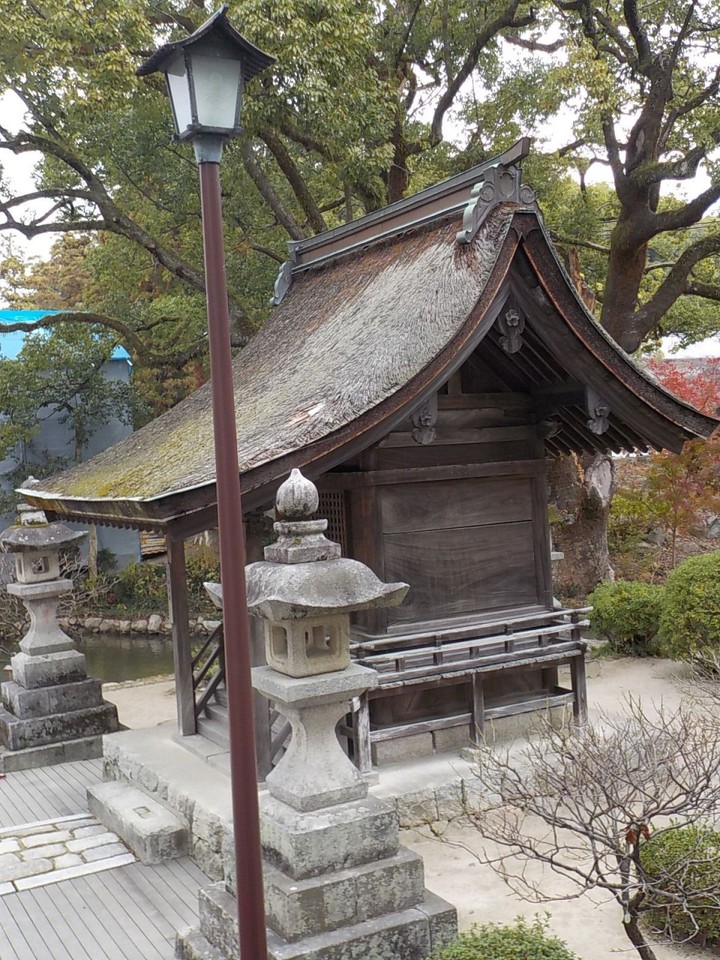 今王社を太鼓橋上から見る。