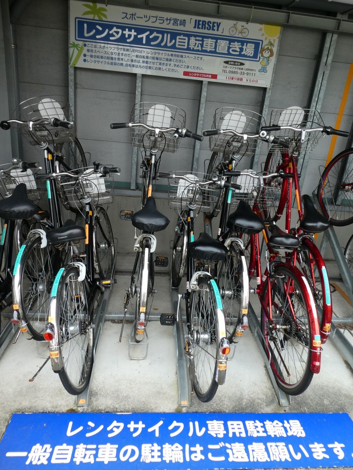 この自転車を借りれます。店舗から駐輪場まで少し歩きます
