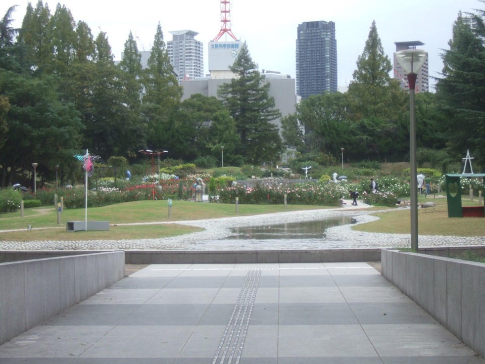 東西に長細い公園で結構癒されます。