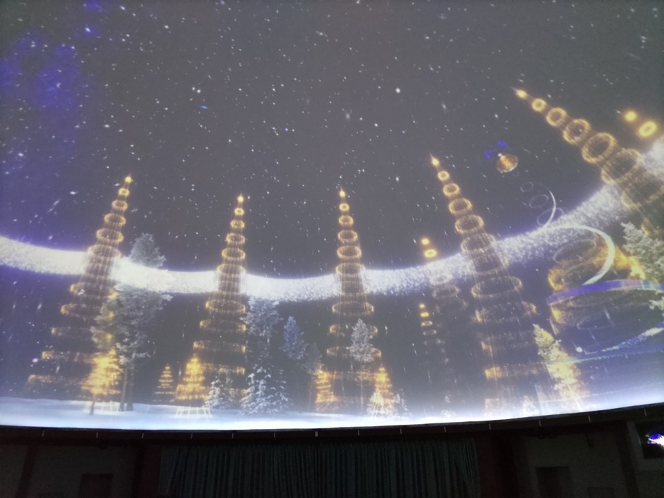 クリスマスの景色が始まる前に投影される