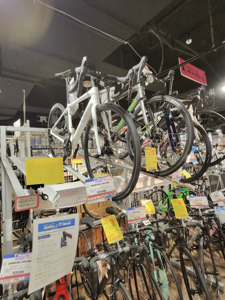 Y'sRoadの店内の商品棚
