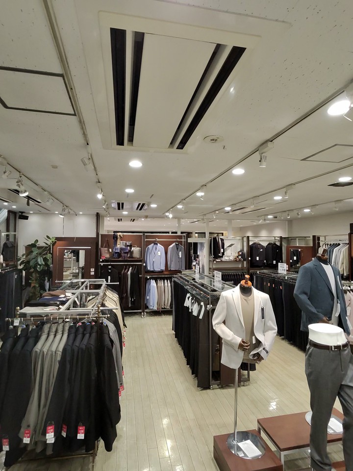 サカゼンの店舗の店内の売り場の様子