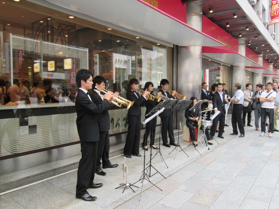 お別れの日は演奏から始まりました