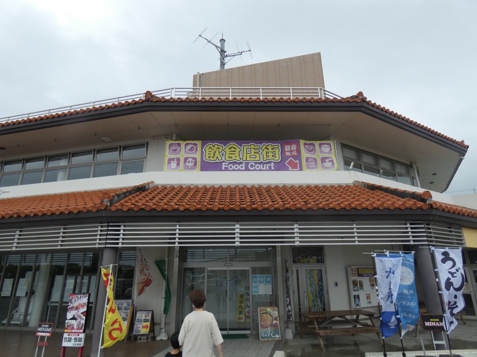 ゆんた市場隣りのフードコート