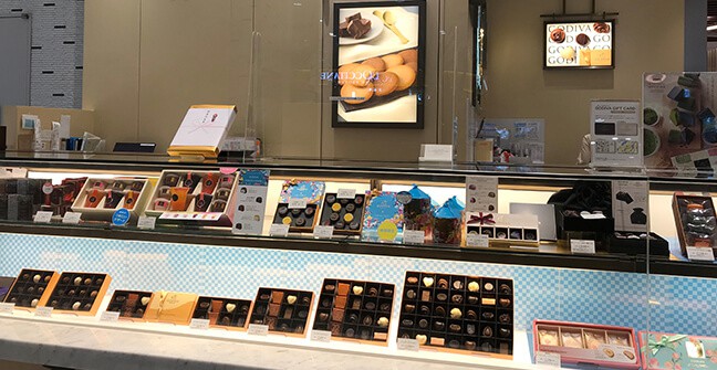 ゴディバららテラス武蔵小杉店の店頭にチョコレートがディスプレイされている