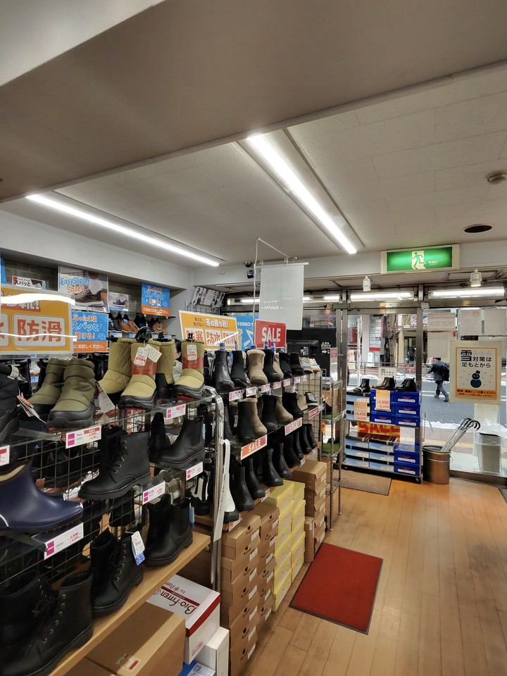 東京靴流通センターの店内の靴
