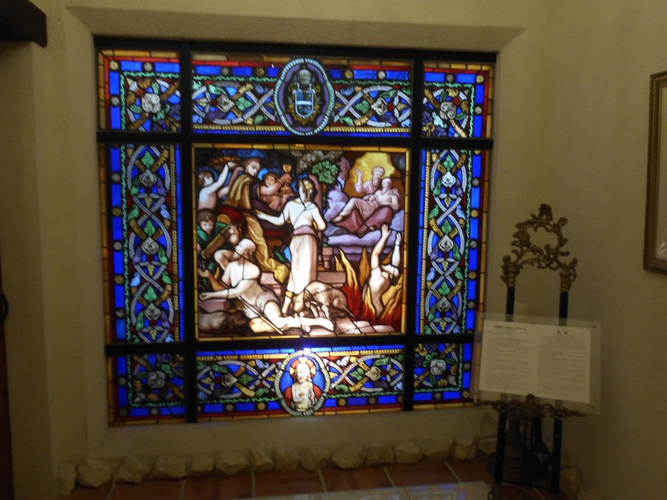 キラキラとした美しいステンドグラスが館内で見れます。