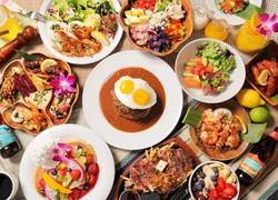 テーブルの上に並べられたさまざまななハワイアン料理の画像。