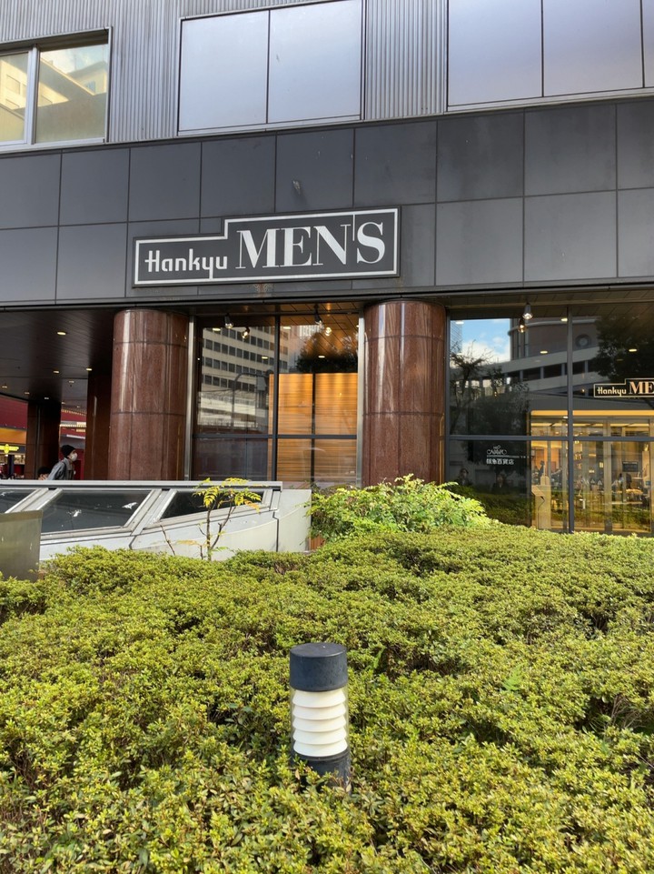 阪急メンズ大阪店の外観画像。