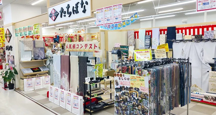 たちばなの店頭写真。さまざまな着物や和装小物がディスプレイされている