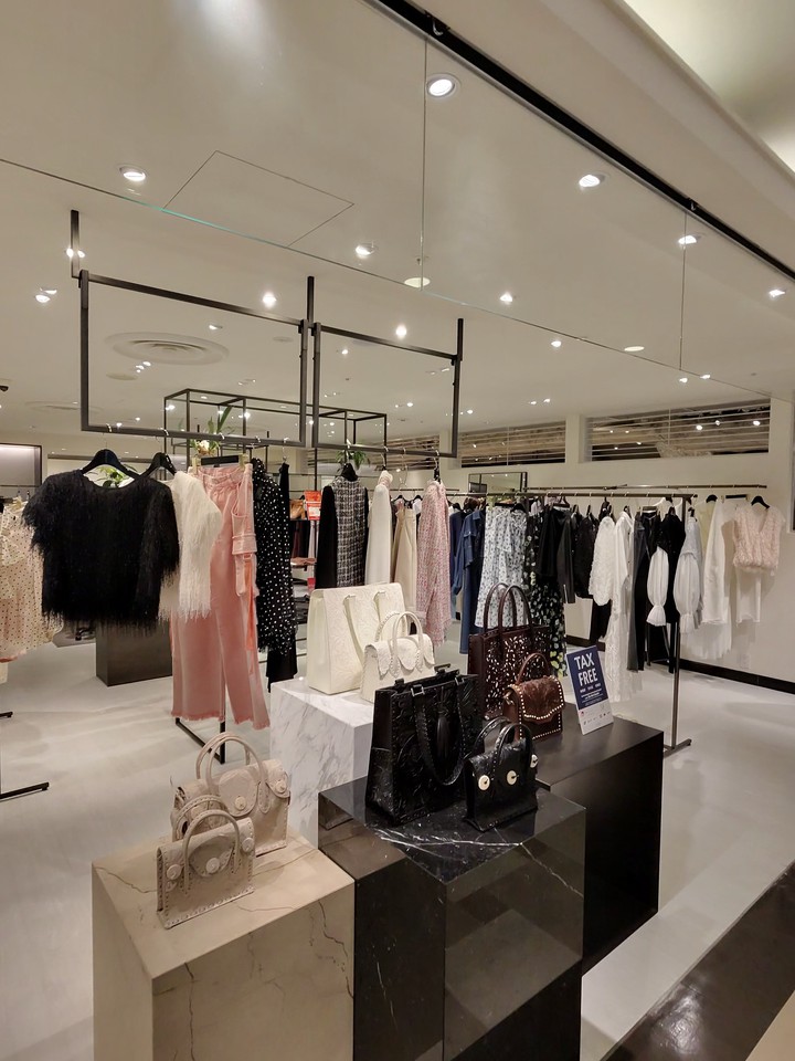 GRACE CONTINENTALの店頭ディスプレイ
