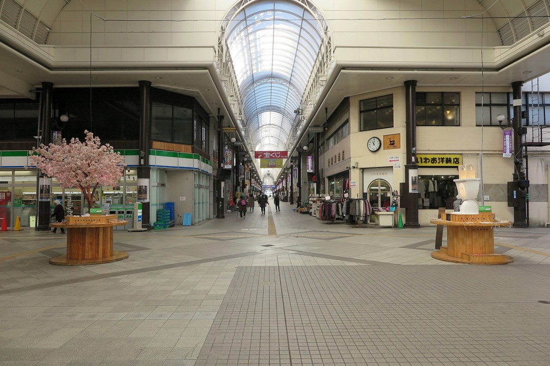 ドーム部分は広々、その左右には…