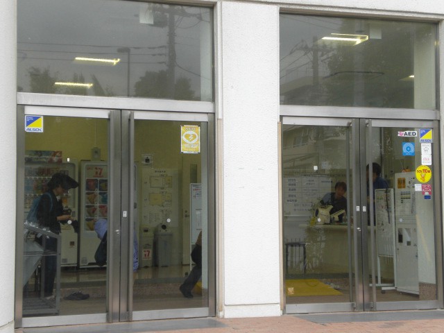 江戸川橋体育館の入口です。ガラス張りの玄関で、明るい感じです