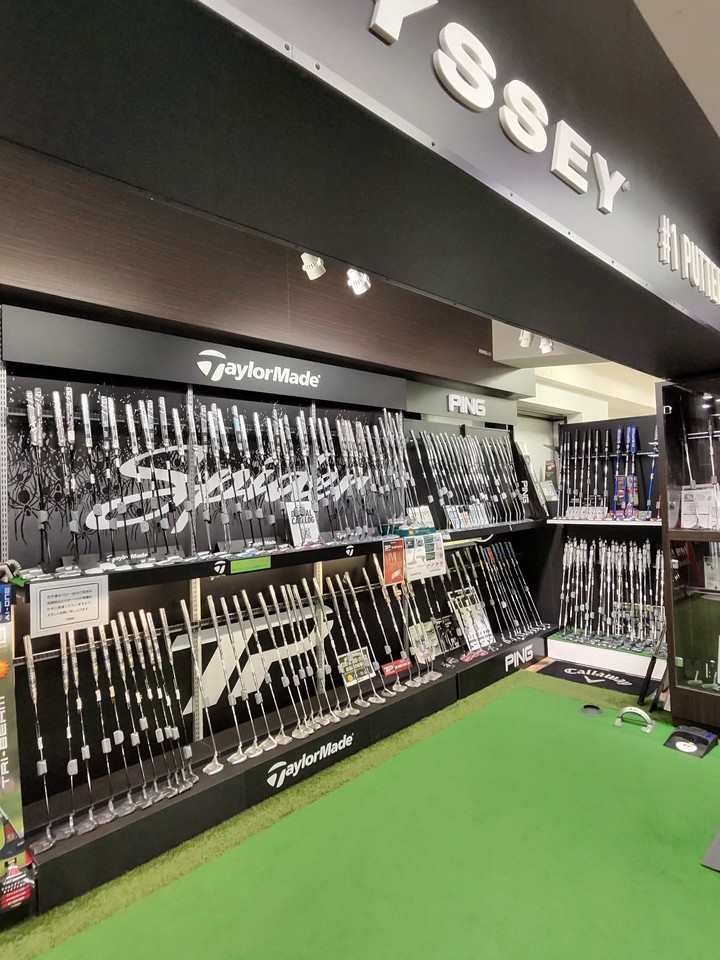 Victoria Golfの店舗の店内のゴルフ商品