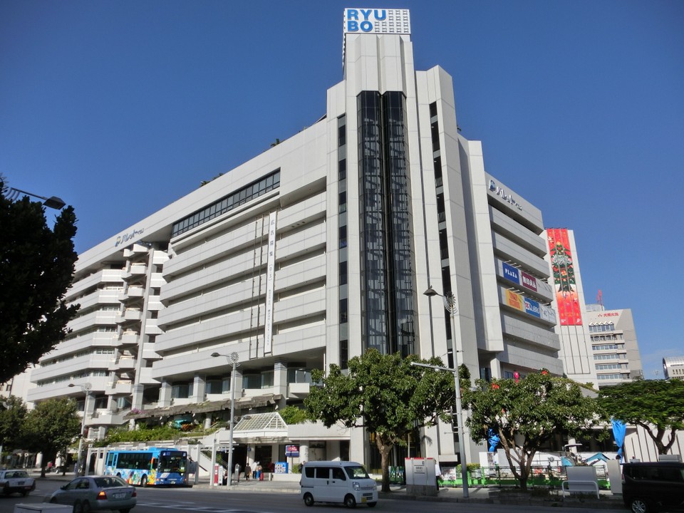 白亜の堂々たる老舗百貨店